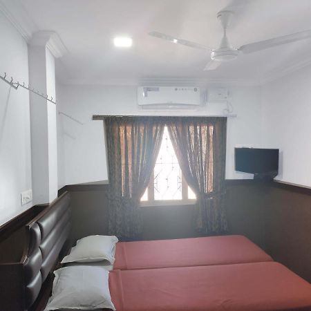 Hotel Maple Regency Kochi Extérieur photo