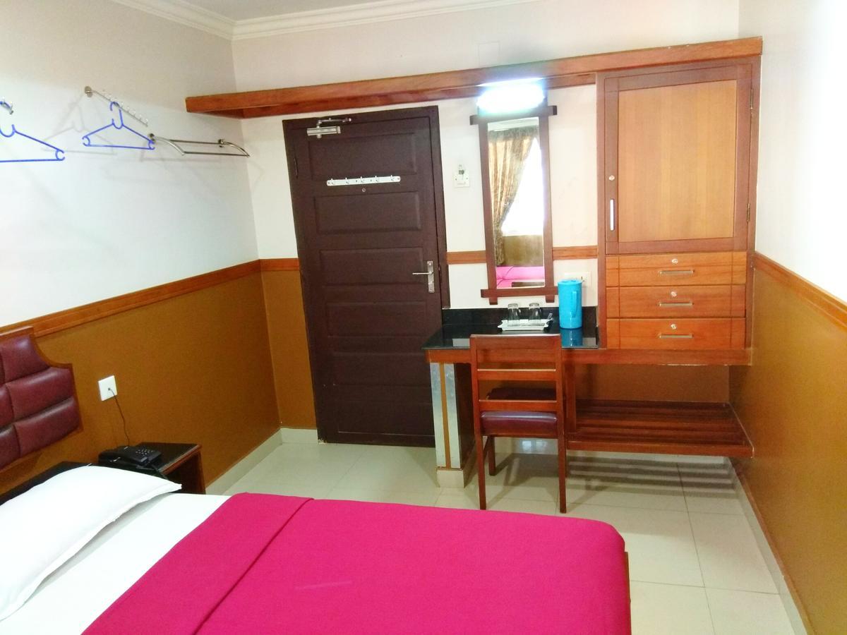 Hotel Maple Regency Kochi Extérieur photo