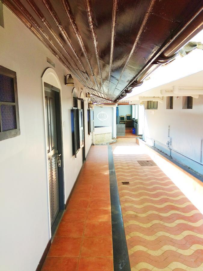 Hotel Maple Regency Kochi Extérieur photo